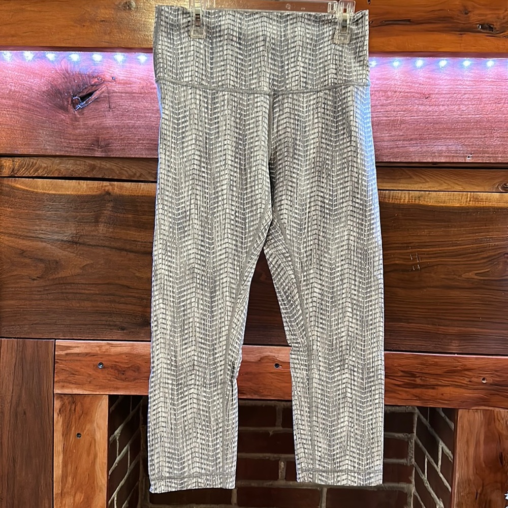 Lululemon wens size 8 leggings, silver and grey pattern.
